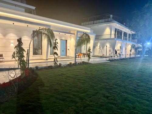 South West Villa | GoBravo 102 6BHK Duplex Villa with Private Pool & Garden - Near Delhi Airport Yashobhoomi Cyber City Udyog Vihar