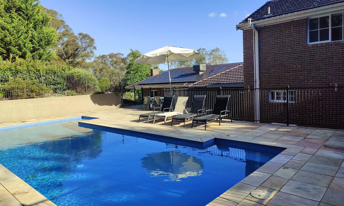 Lower Plenty House | Gorgeous 4-Bedroom Home & Venue on a Mansion - an acre land with Pool & Garden n