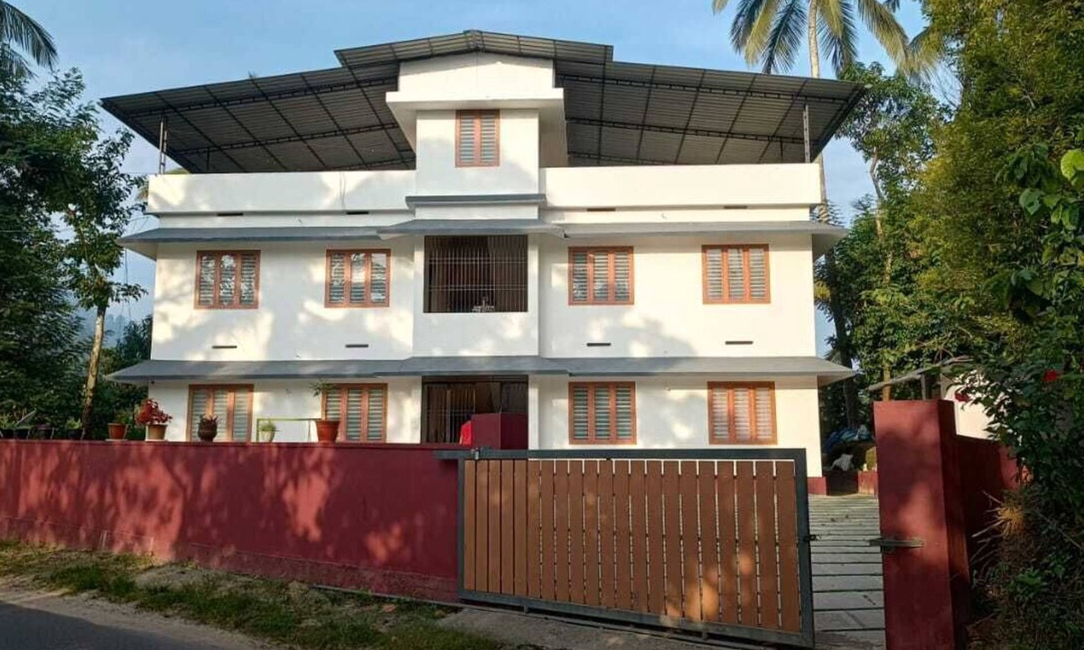 Kalpetta Apartment | Gorgeous 6-bedroom apartment in delightful Kalpetta North perfect for groups