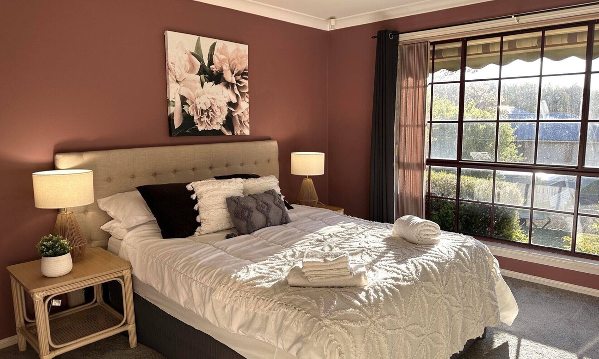 Orange East House | High side Oasis - 4 bedroom home. Family and pet friendly! Sleeps 8+