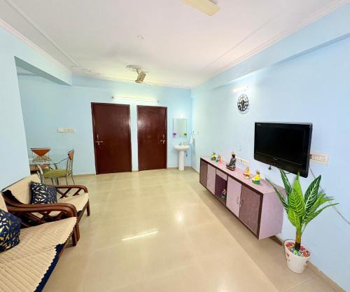 Vaishali Nagar Apartment | Highway access 2BHK, Trendy decor, VR & other water parks