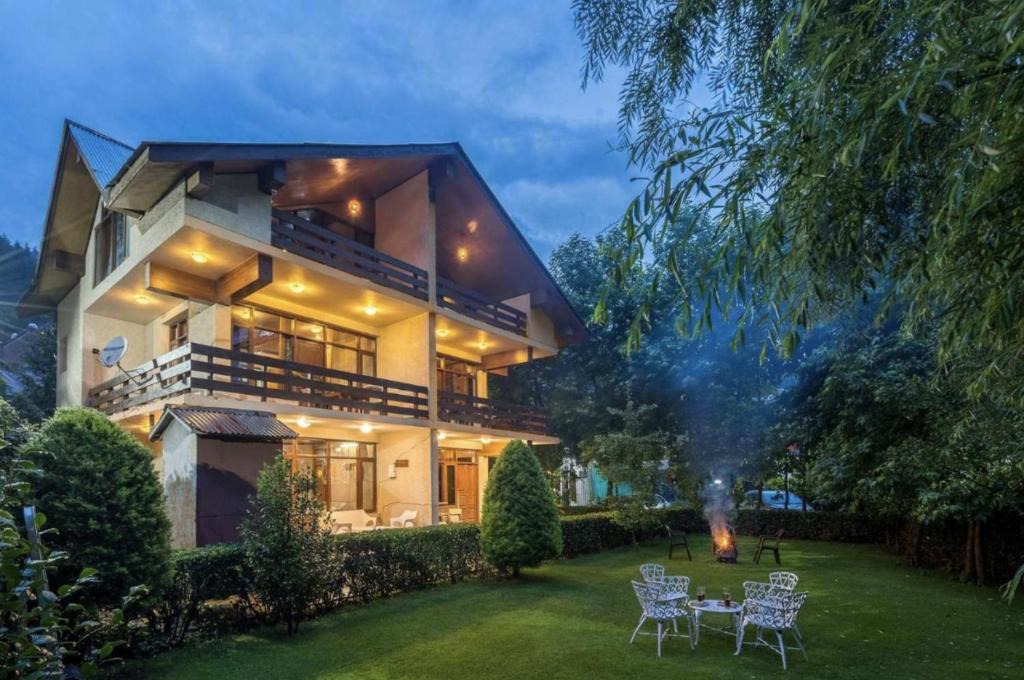 Manali Cabin | Himalayan Mansion Luxury Villa by the Mall Manali