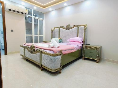 Old Delhi Apartment | Homlee-Shanti 3BHK-Elevator-Parking-Central DEL
