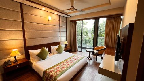 Anand Vihar Hotel | Hotel IP Royal By Qotel - Karkardooma & East Delhi