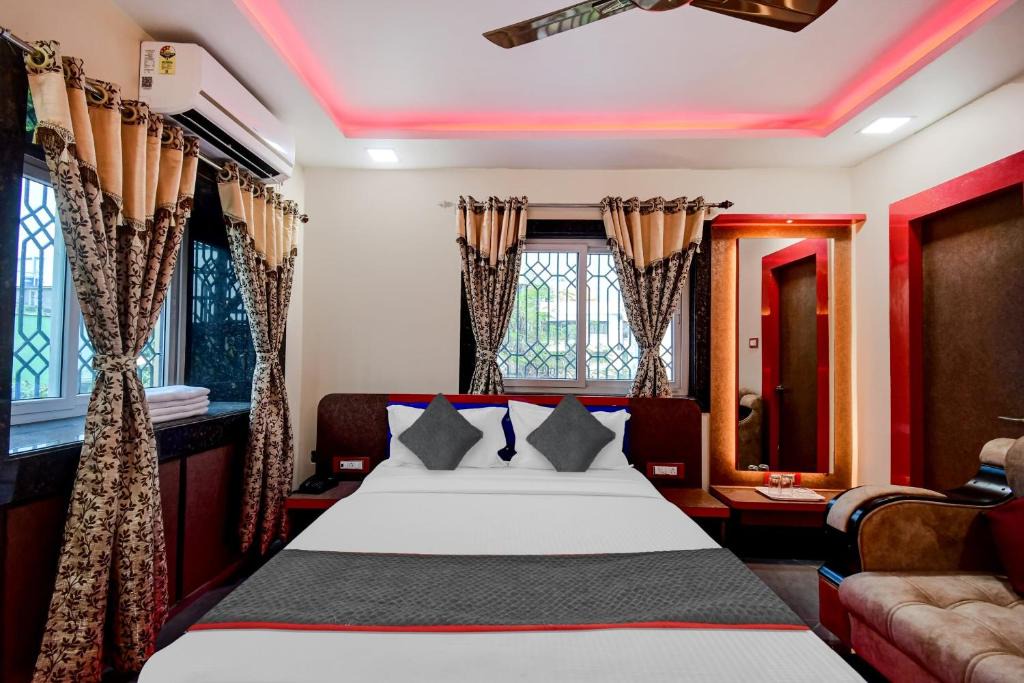 Lake Town Hotel | Hotel O THE CROWN COMFORTS