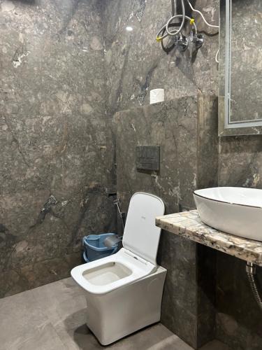 Paharganj House | Hotel Shree Guru International 300 Meter Walking From New Delhi Railway Station