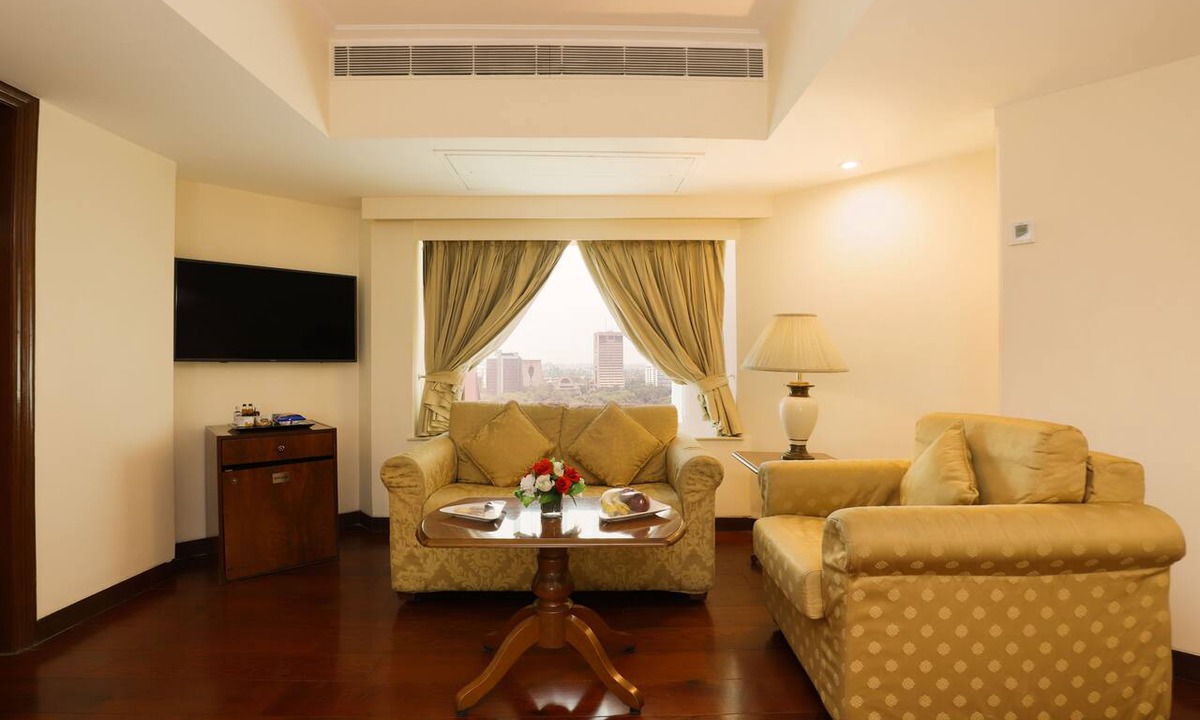 Connaught Place Hotel | Hotel The Royal Plaza