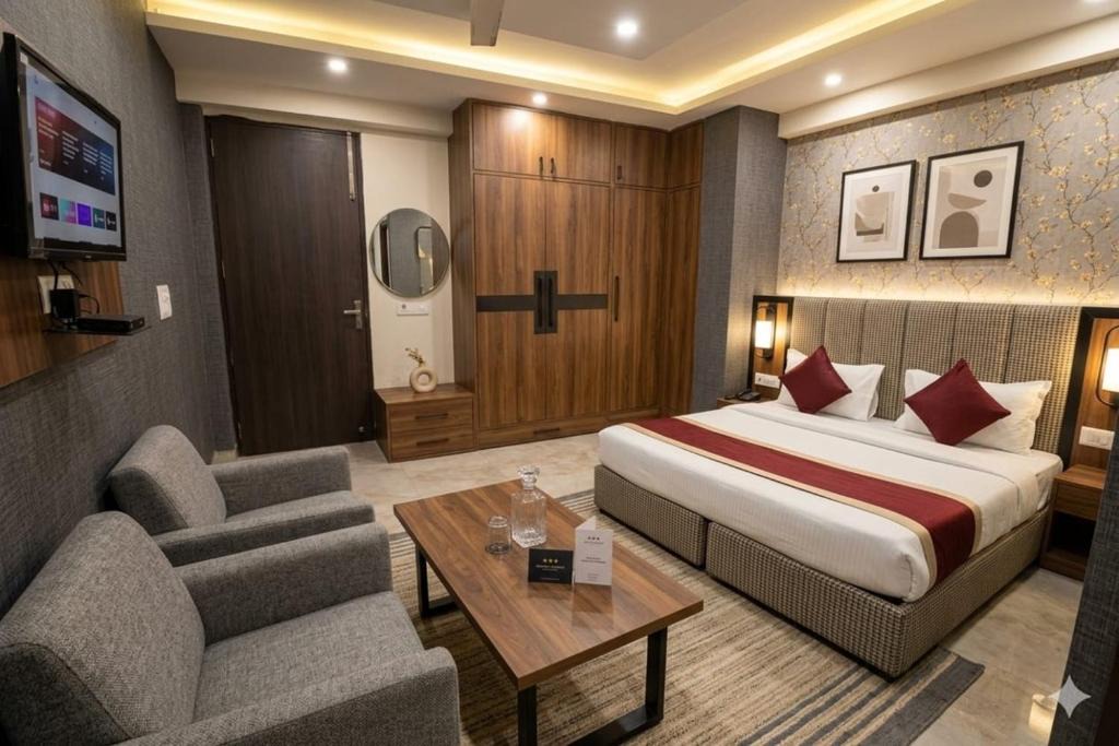 Delhi Hotel | Hotel Yuvraj 5 Mints walking from Rajendra Nagar Metro Station