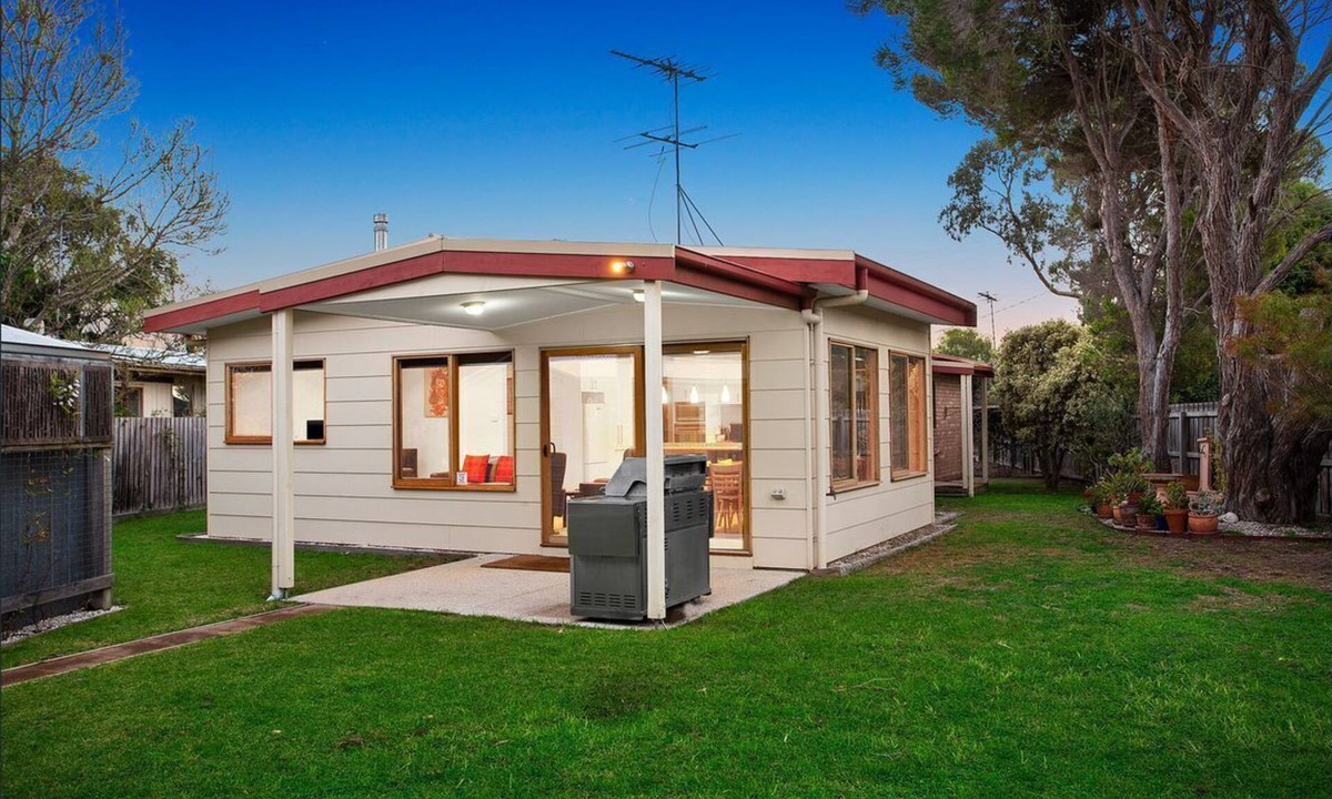Point Lonsdale House | House in Old Lonsdale house, close to beach & footy oval, with comfortable beds