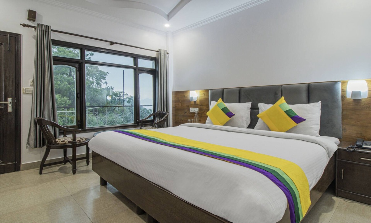 The Mall Road Hotel | Itsy Hotels Peak View, 300 Mts From Mall Road