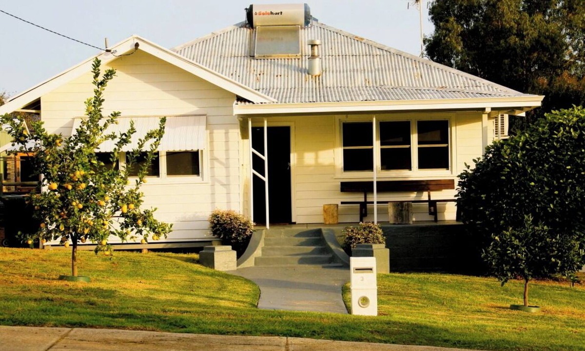 Waroona House | Jarrah Cottage, a renovated home with spacious block located in Waroona.