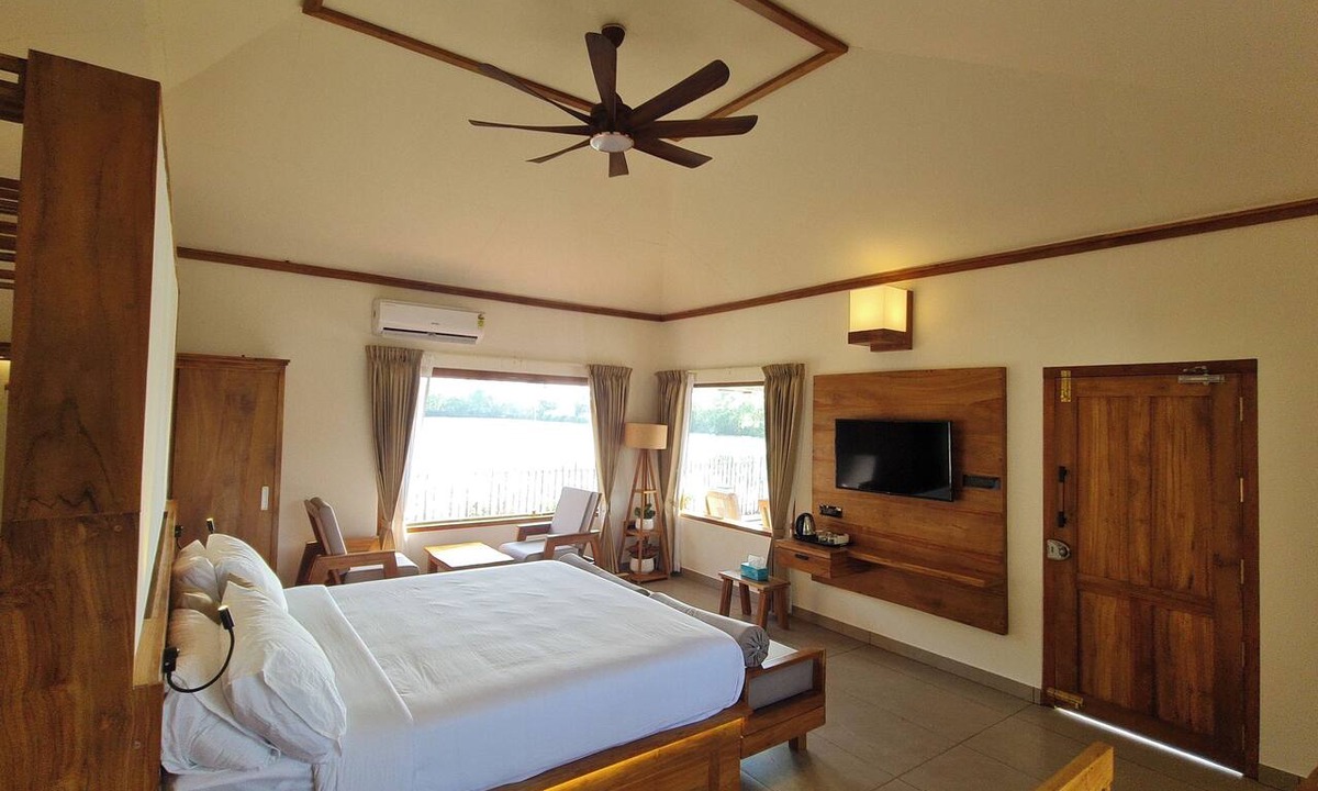 Chirayinkil Hotel | Kaayal Luxury Villa Varkala Private Lakefront Retreat