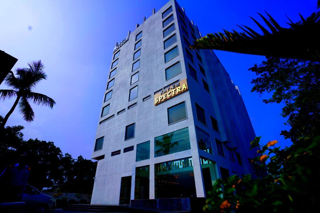 Maduravoyal Hotel | KAY-EM Spectra Hotel