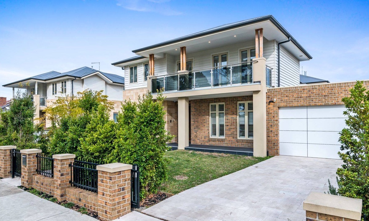 Hampton House | Large and Luxe in Hampton Parkside