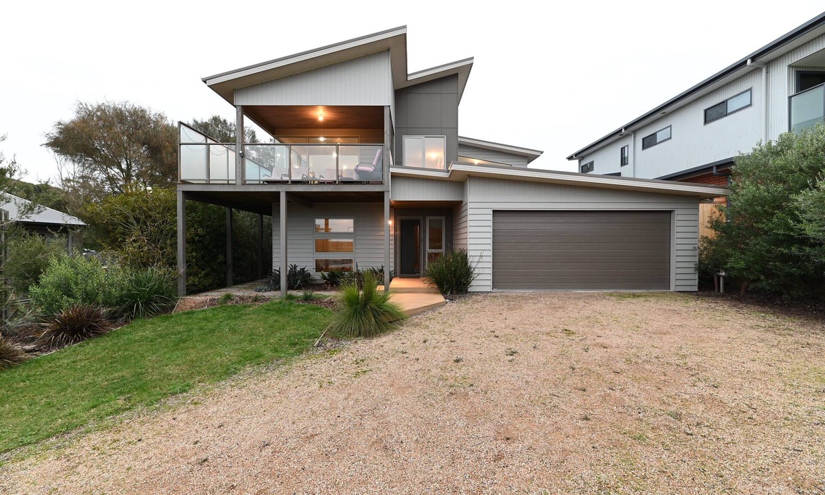 Waratah House | Large Waratah Bay Beach House. Wweeping views of Wilsons Prom & 400m to beach.