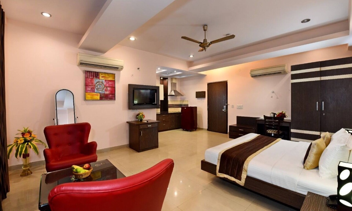 Indirapuram Hotel | Le Crescent Hotel by Trot