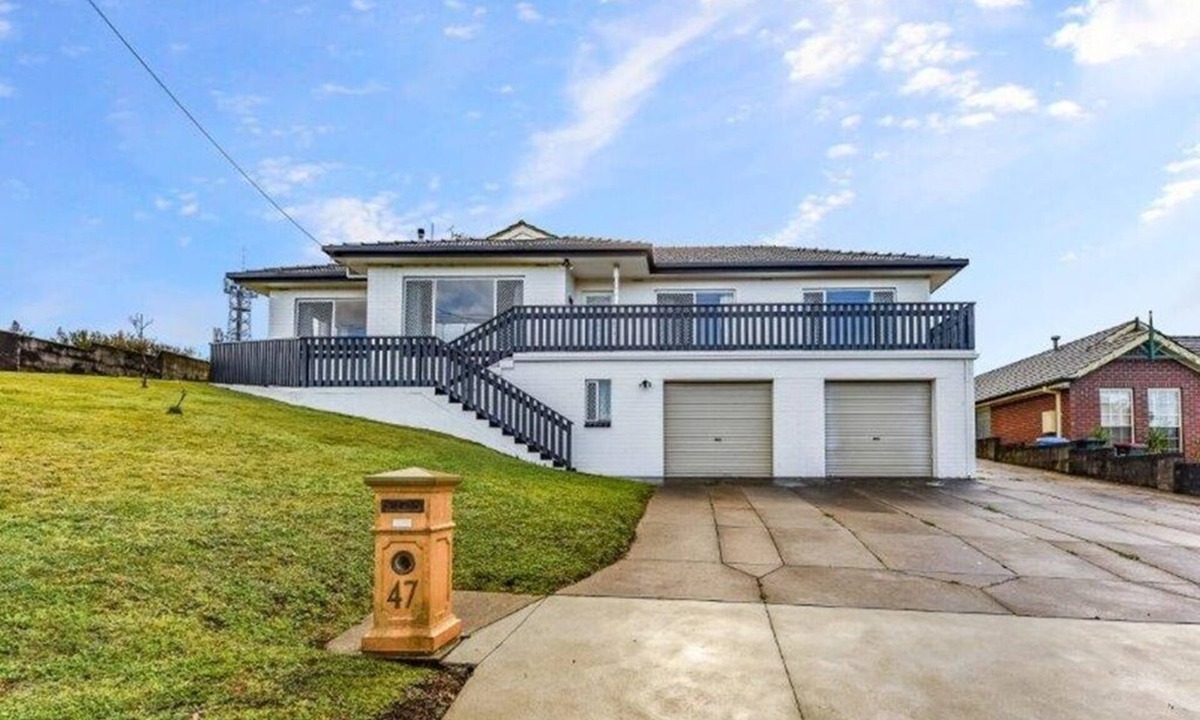 Mount Gambier House | Limestone Charm – Bright & Spacious 4-Bedroom Home, Just 2km from Blue Lake,