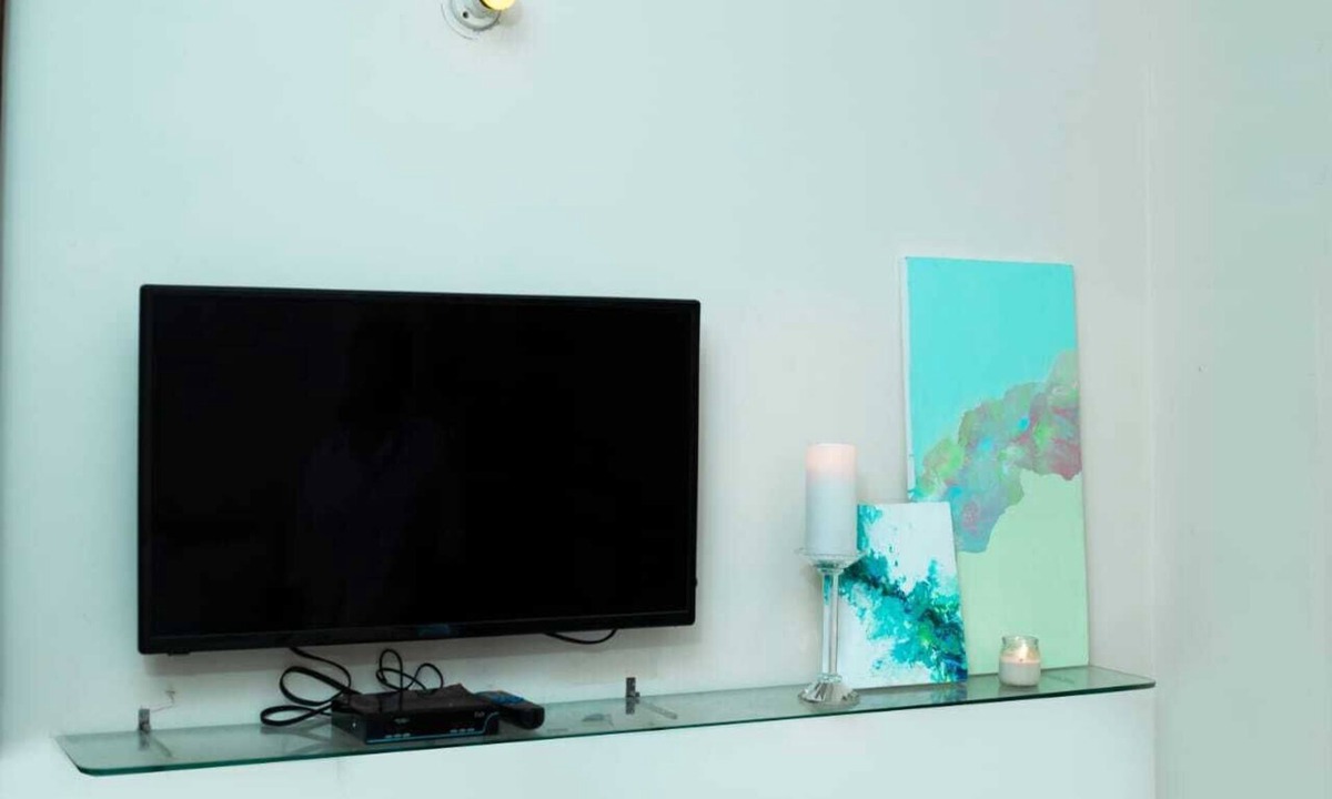Delhi Apartment | Lovely 1 Bedroom serviced Apartment with covered parking