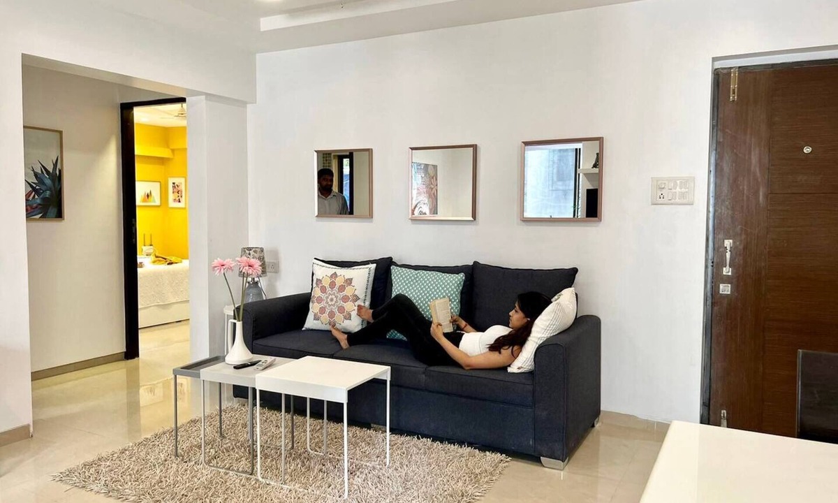 Pali Hill Apartment | Lovely 2 bedroom flat with Patio with Parking in Bandran