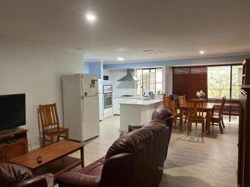 Canning Vale House | lovely double room share bathroom and kitchen