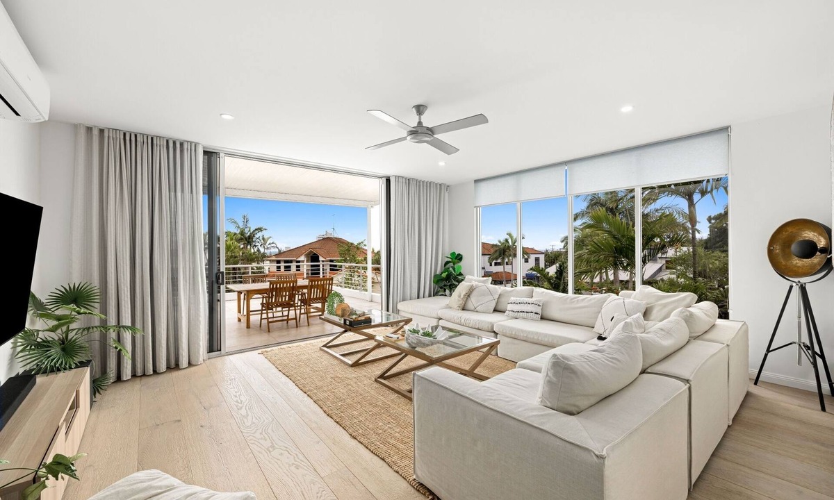 Alexandra Headland House | Luxury Spacious Alex Beach Home walk to Beautiful Alex Beach