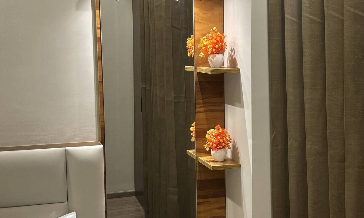 Greater Noida Apartment | Luxury Stay for Solo Couple Triple Near Pari Chowk Expo Mart for up 4 Guests