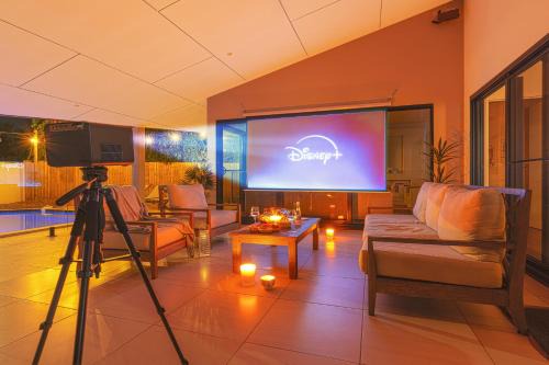 Trinity Park House | Luxury Sunny Oasis with Pool, SUV Hire, Near Marina