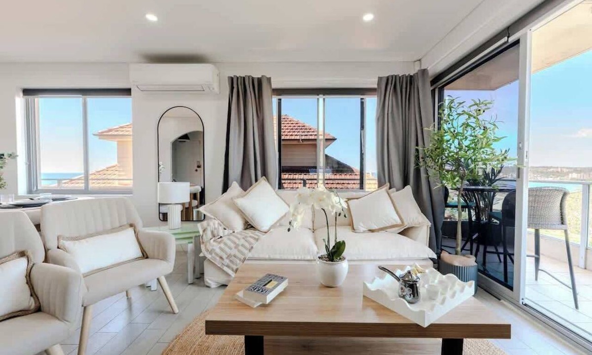 Manly Apartment | Madonna | Ocean Views | Walk to Freshwater & Manly