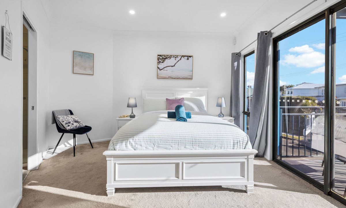 Manly House | Manly Beach View Townhouse Haven - Coastal Retreat walk to the shops and water!