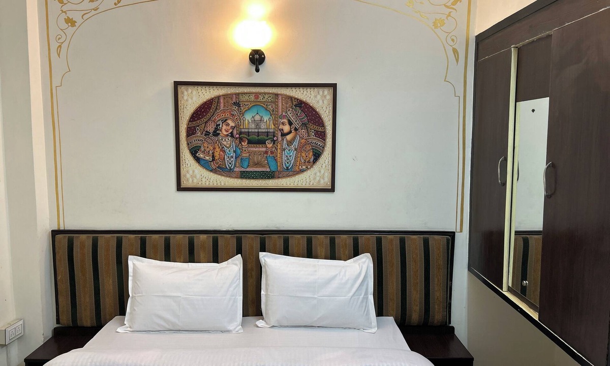 Taj Ganj Bed & Breakfast | Max