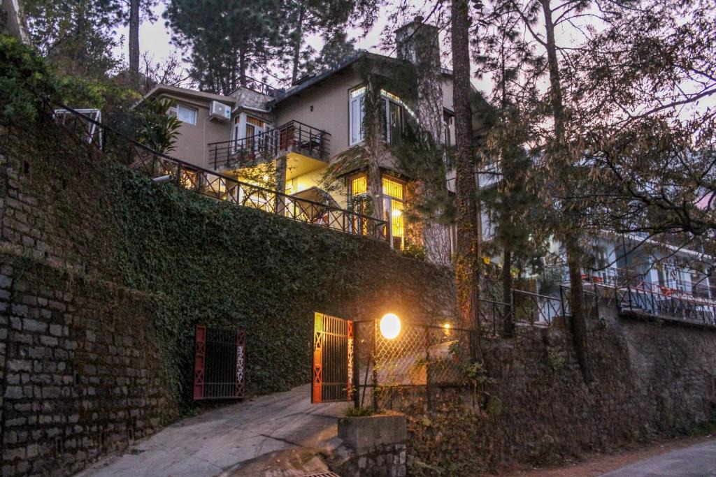 Kasauli Bed & Breakfast | Mehar Villa 3BHK with Private Cook, Garden, Views