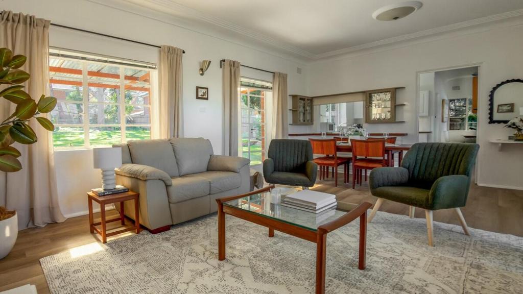 Epping House | Modern Mid-Century Parkland