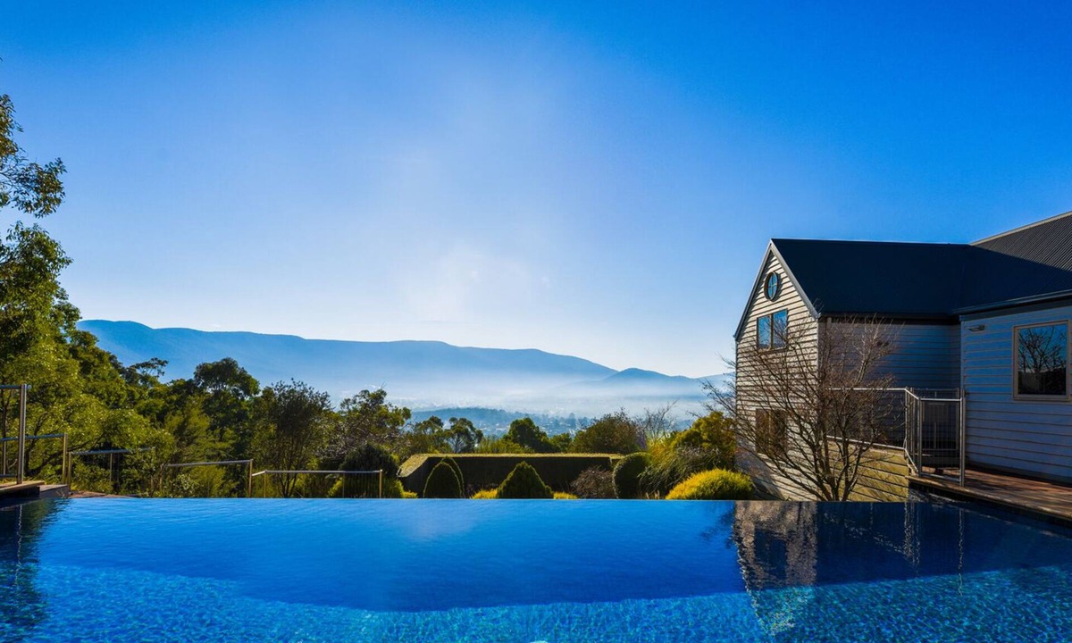 Yarra Junction House | Mount View Estate: A Luxury Getaway with Unforgettable Views