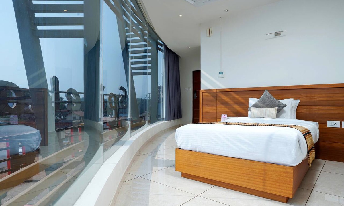 Azhinjilam Hotel | Nexstay Rivermouth International