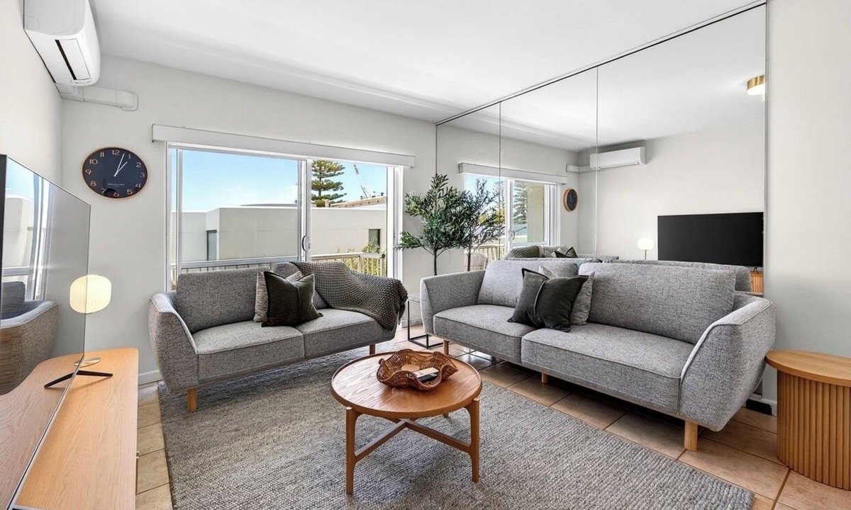 Cottesloe Apartment | Ocean Breeze – Walk to Cottesloe Beach, light-filled coastal apartment