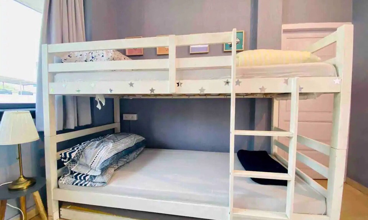 Khar Apartment | Old Warm Charm with 2 Bedrooms Near Sea in Khar Westn