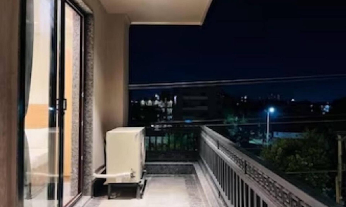 Sector 39 Apartment | Our Grand Airy & Bright private Studio is nestled in an upscale neighbourhood -C