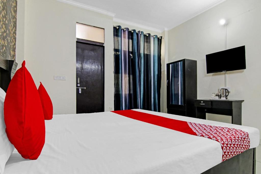 Dwarka Hotel | OYO Flagship Hotel Vibrant Near Dwarka Mor Metro Station