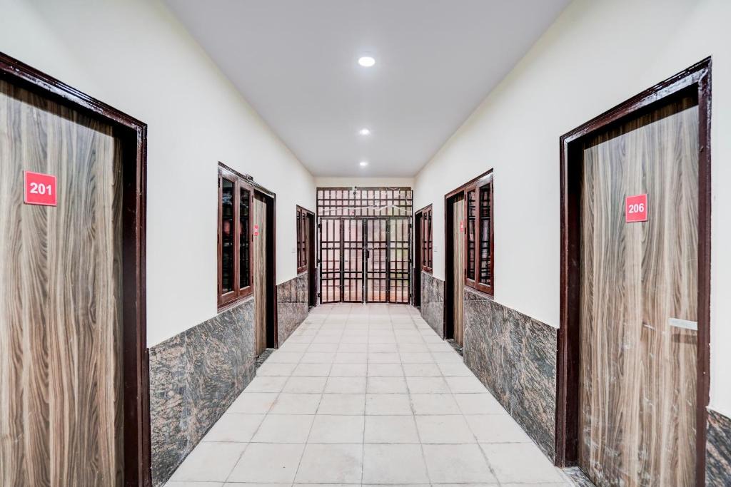 Sainik Farm Hotel | OYO Townhouse Anmol Residency