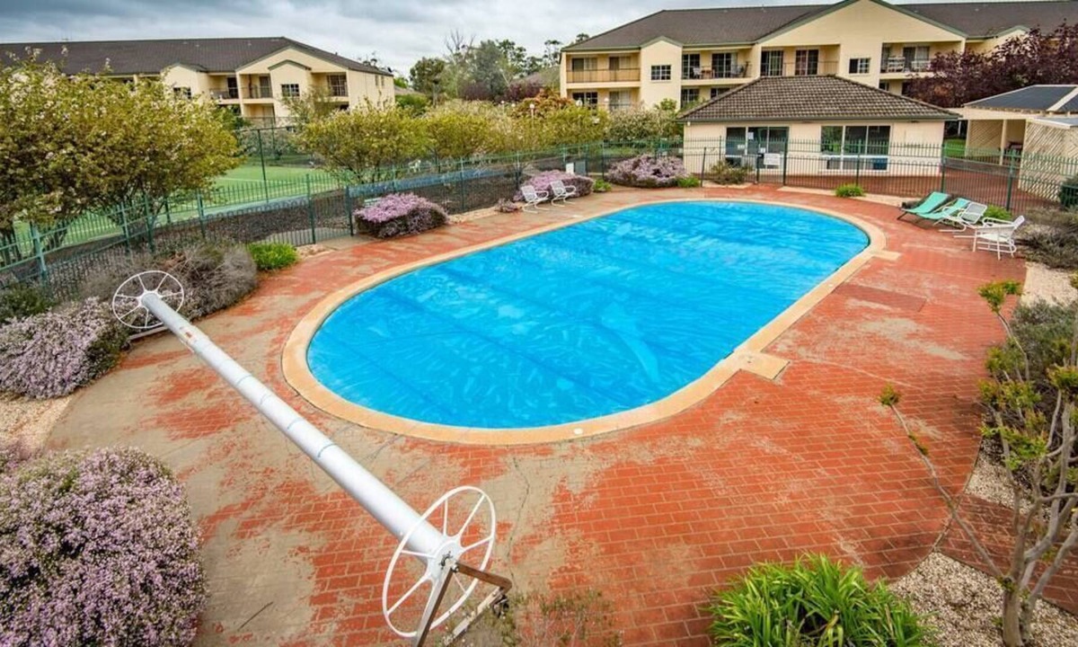 Watson Apartment | PET FRIENDLY HOME // POOL & PARKING// TENNIS COURT