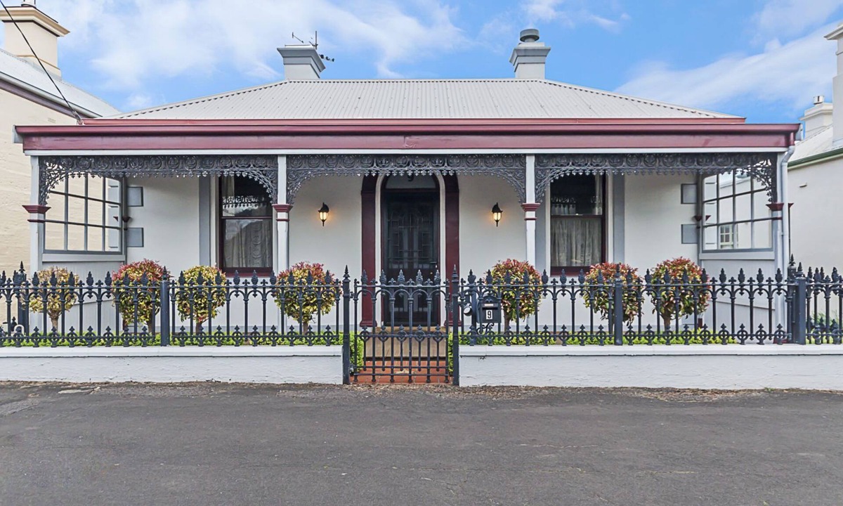 Warrnambool House | Positioned in the center of Warrnambool at a location that cannot be beat.