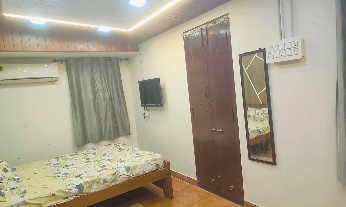 Pollachi House | Private Double bedroom in a Tiny Home