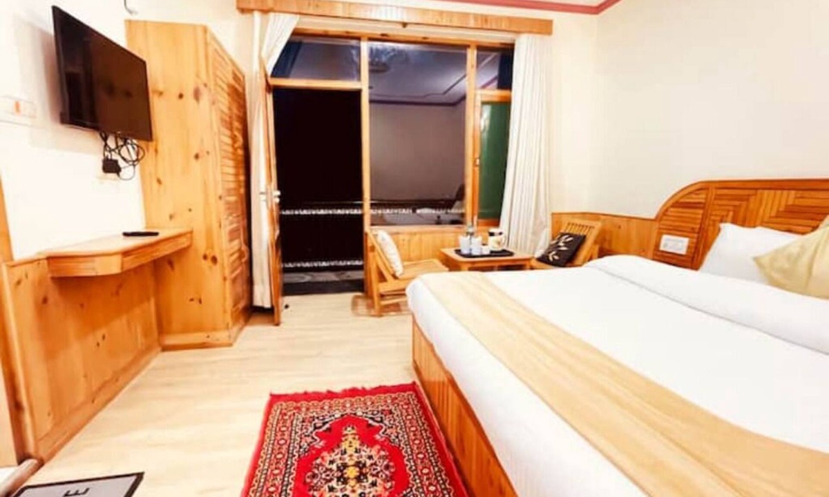 New Manali Apartment | Queen Bedroom Snowview Balcony