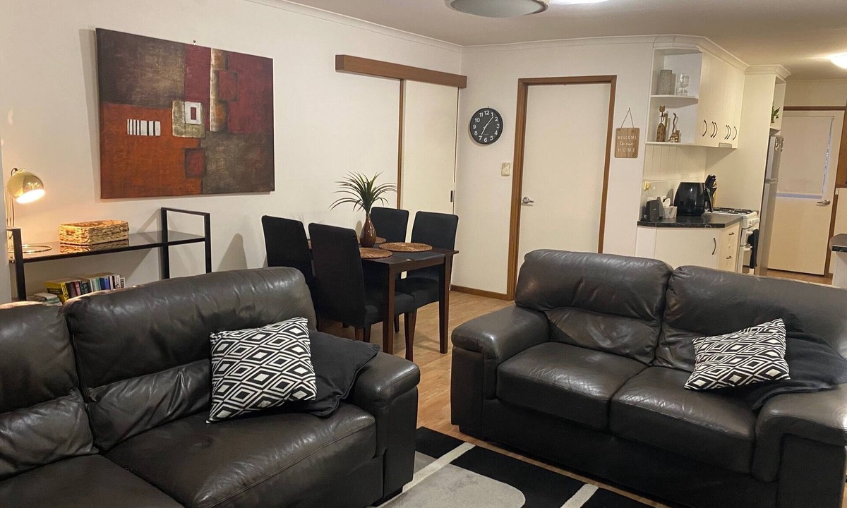 West Wodonga Apartment | Quiet and comfortable 2 bedroom apartment, 65 inch Smart TV