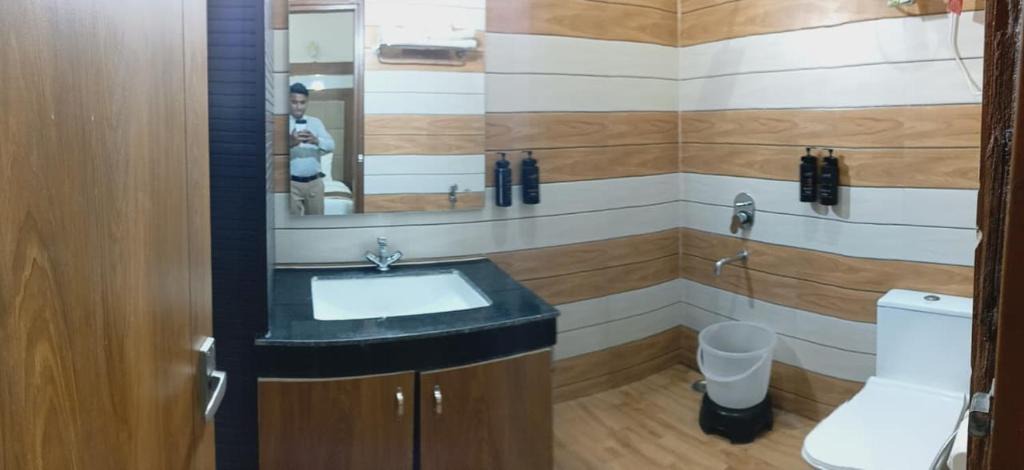 Delhi Cantonment Hotel | Radhe Shyam stay