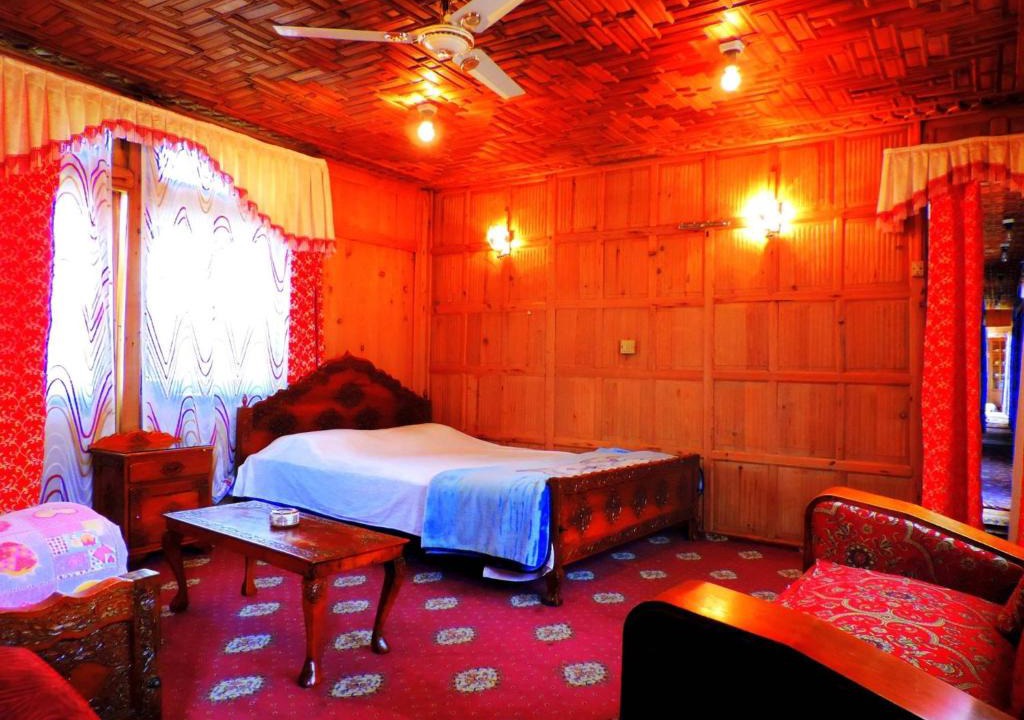 Dal Lake Boat Rental | Raja's Palace Houseboat - Lake View