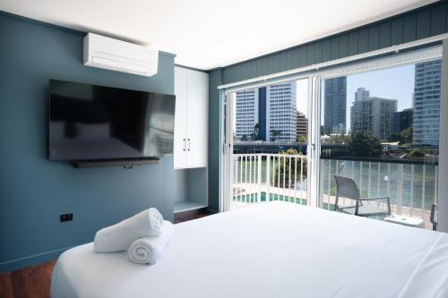 Surfers Paradise Apartment | Riverfront Villa 8 Surfers Paradise with Pool