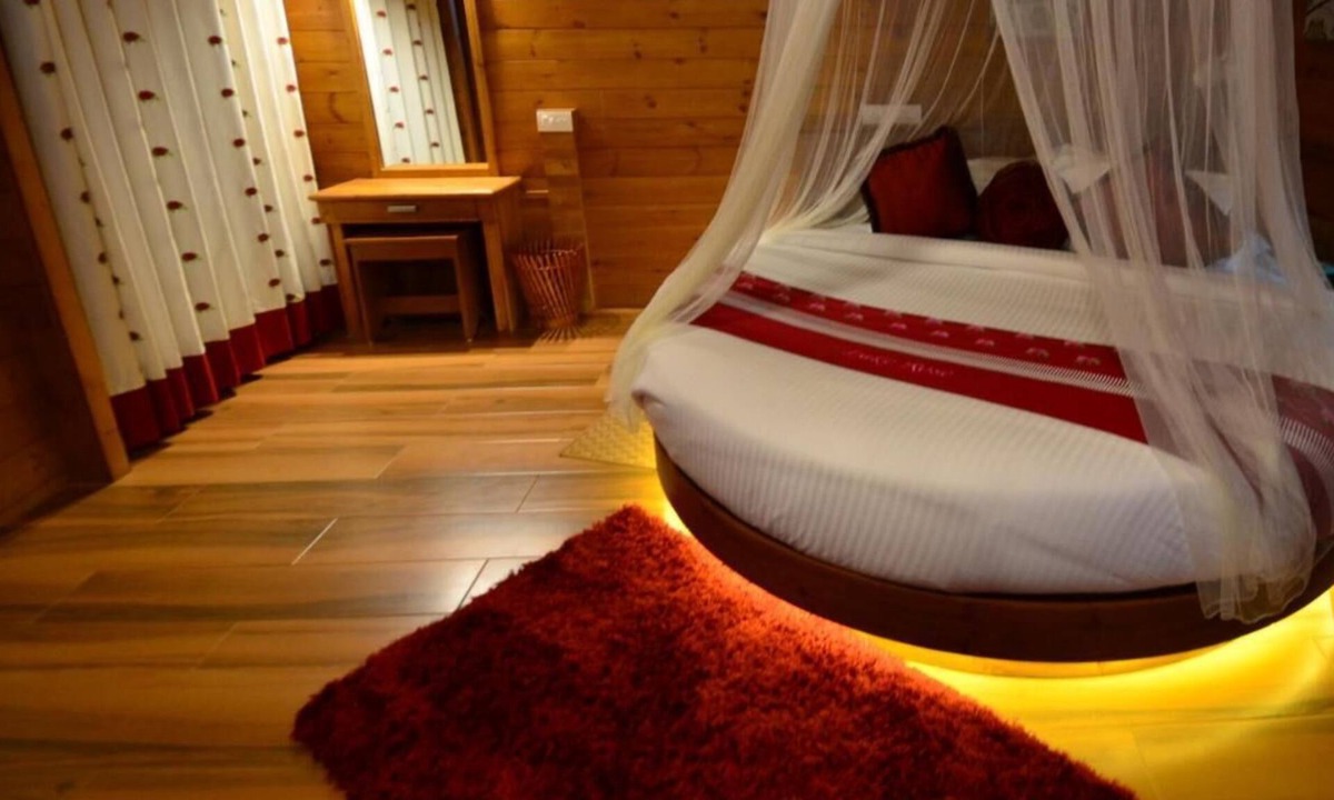 Vazhavatta Hotel | Room-lakerose Wayanad Resort