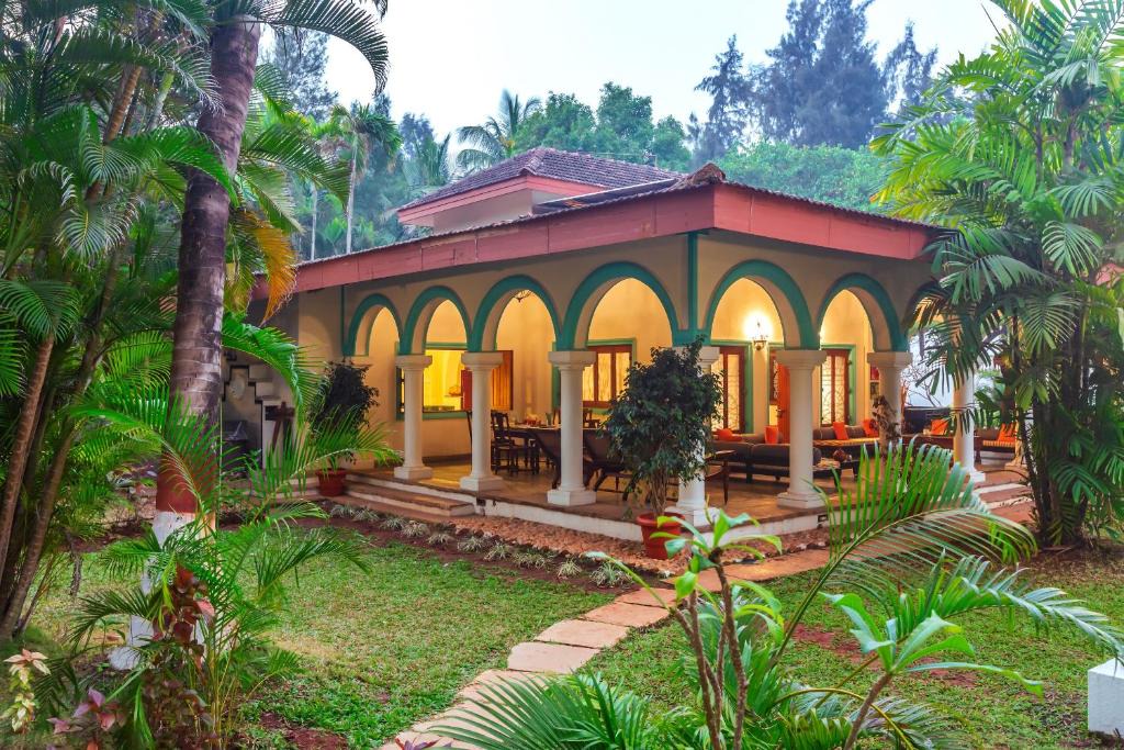 Nagaon Villa | SaffronStays Aquamarina