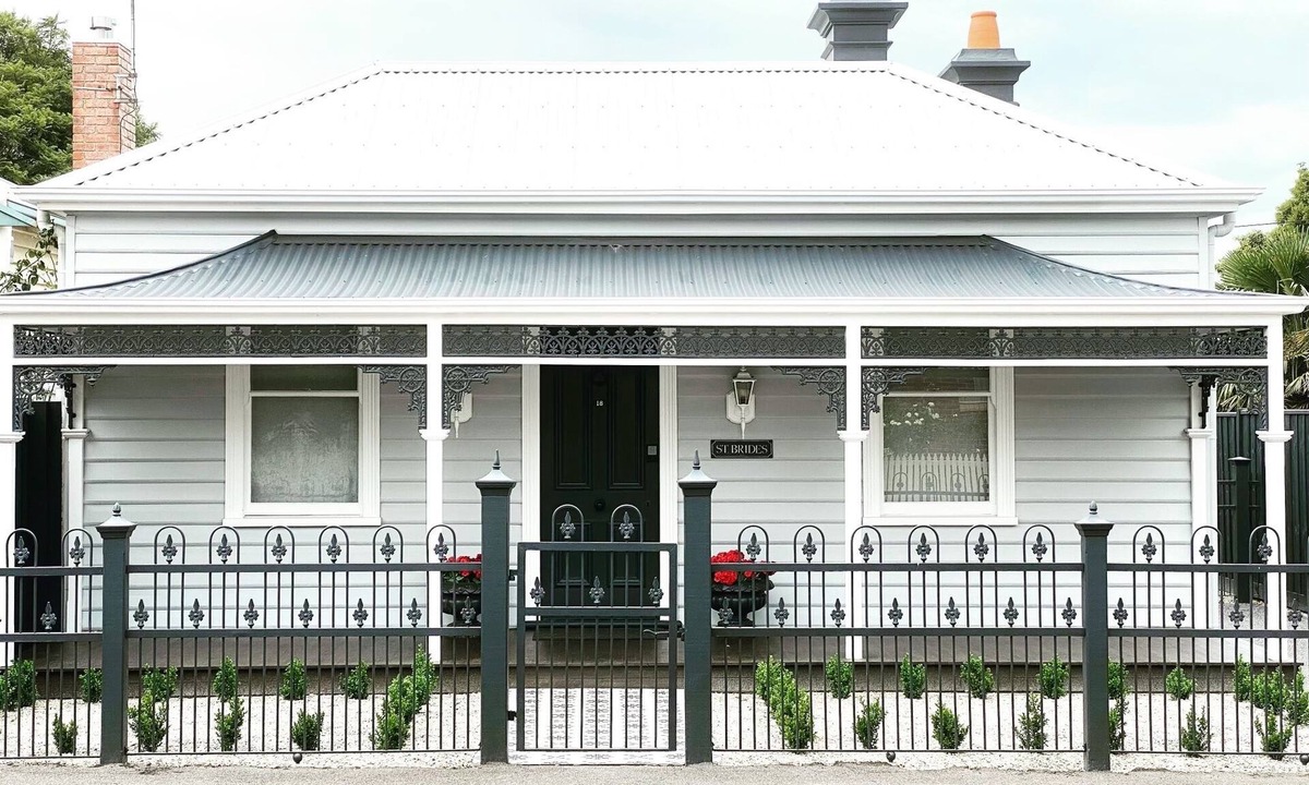 Geelong West House | Saint Brides - Superior Boutique Accomodation - Steps to Pakington Street